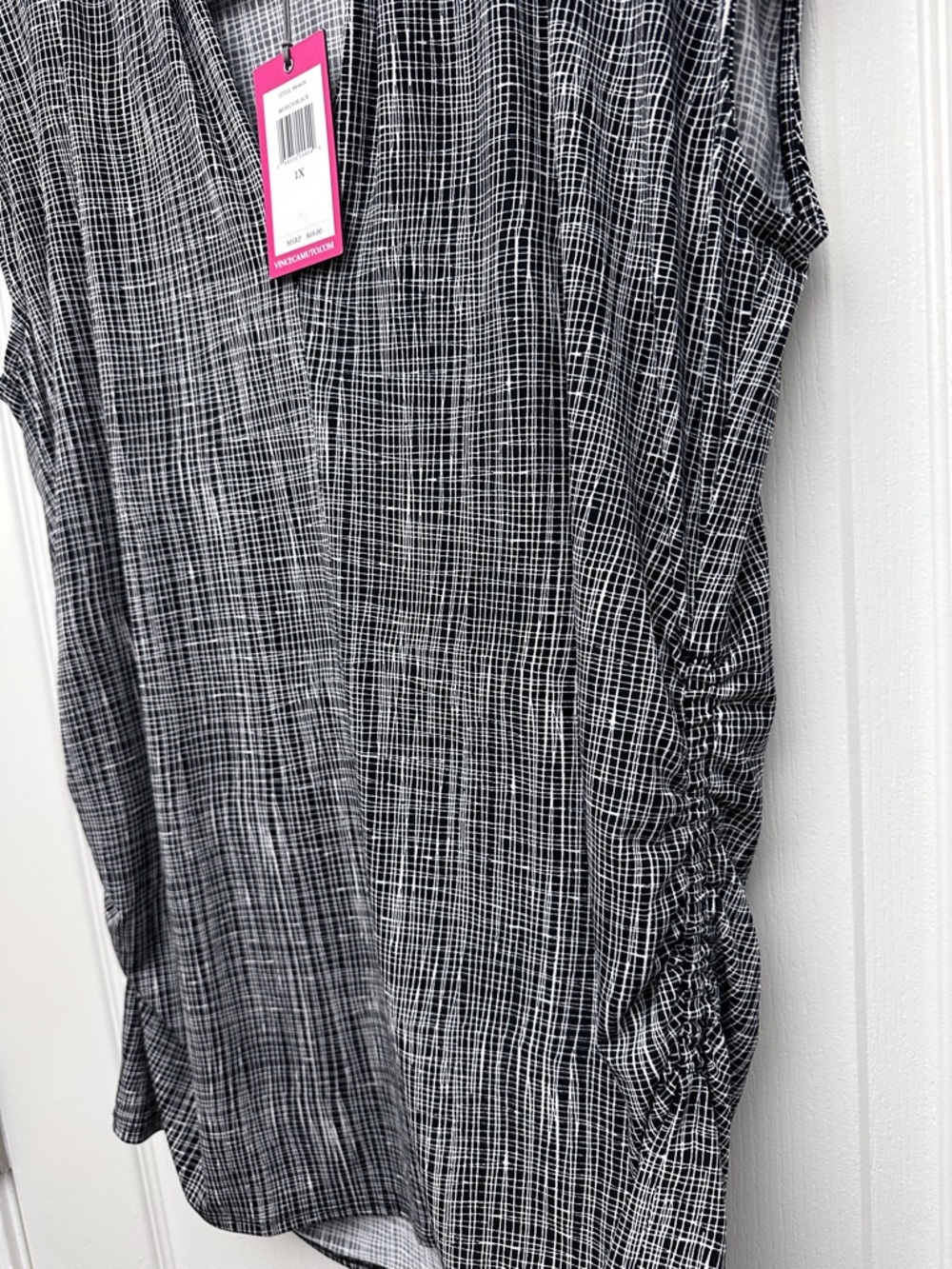 Vince Camuto Black & White V-Neck Ruched Side Cap-Sleeve Tunic - Picture 6 of 8